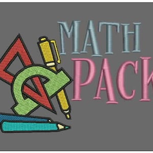 Może przedstawiać: Haftowany wzór przedstawiający kątomierz, cyrkiel, ołówek i długopis z tekstem "MATH PACK" w kolorze niebieskim i różowym.