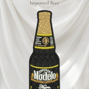 Puede incluir: Parche bordado de una botella de cerveza negra con una etiqueta dorada que dice "Cerveza Modelo Negra".