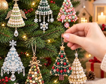 Puede incluir: Una colección de siete adornos navideños en forma de cono con diversos diseños, incluyendo cuentas de perlas, cristales rojos y verdes, detalles de copos de nieve y estrellas, colgados en un árbol de pino verde con luces cálidas.