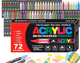 Puede incluir: Un juego de 72 rotuladores de pincel acrílico en una caja negra etiquetada Acrylic Brush Marker GN.8101-72. La caja presenta un diseño rojo y negro con texto que enumera papel, madera, roca, cerámica, vidrio y lienzo. Se muestran dos rotuladores sueltos y dos piedras pintadas.