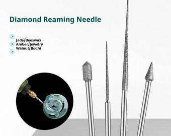 Puede incluir: Un juego de cuatro agujas de escariado de diamante plateadas con puntas abrasivas texturizadas de diversas formas y longitudes. El texto Diamond Reaming Needle y una lista de materiales que incluye Jade, Beeswax, Amber, Jewelry, Walnut y Bodhi son visibles.