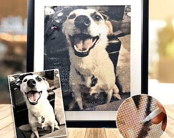 Puede incluir: Un cuadro de pintura de diamantes de un perro blanco sonriente con orejas oscuras, mostrado junto a la fotografía de referencia original y un recuadro circular que muestra una herramienta colocando cuentas de resina en el lienzo.