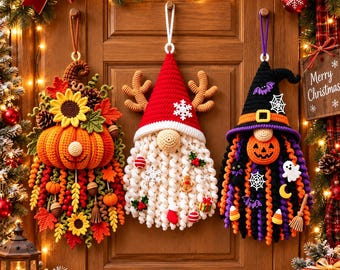 Puede incluir: Tres decoraciones de ganchillo colgantes que incluyen un gnomo calabaza con girasoles y hojas, un gnomo reno con gorro rojo y barba blanca, y un gnomo bruja con sombrero negro y adornos temáticos de Halloween.