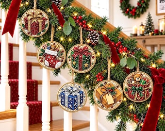 Puede incluir: Seis adornos navideños circulares con diseños festivos que incluyen cajas de regalo, un calcetín con un osito de peluche y un osito en un saco. Cada adorno está decorado con cuentas detalladas y cuelga de un lazo de cuerda rústica.