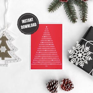 Puede incluir: Una tarjeta rectangular con fondo rojo que presenta un gráfico blanco de un árbol de Navidad compuesto por dígitos de código binario. Una insignia circular negra con el texto blanco INSTANT DOWNLOAD se sitúa en la esquina superior izquierda.