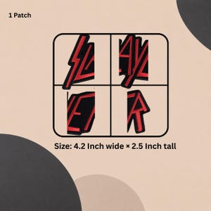 Pode incluir: Um emblema bordado com o logótipo Slayer em vermelho e preto, dividido em quatro quadrantes dentro de uma moldura quadrada arredondada. O texto indica que o emblema mede 10,67 cm de largura por 6,35 cm de altura. O design tem letras vermelhas.
