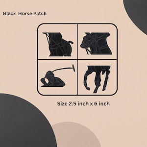 Może przedstawiać: Czarna naszywka z koniem składająca się z czterech wyhaftowanych segmentów przedstawiających gracza polo i konia, z tekstem Black Horse Patch oraz Size 6,35 cm x 15,24 cm. Wzór zamknięty jest w zaokrąglonej kwadratowej ramce na jasnym tle.