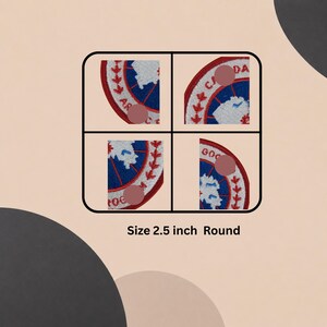 Puede incluir: Un parche bordado circular de 6,35 cm de diámetro, con un centro azul y el contorno de un mapa en blanco, rodeado por un borde rojo con detalles de hojas blancas y texto. El diseño se muestra en cuatro cuadrantes con puntos de color rosa.