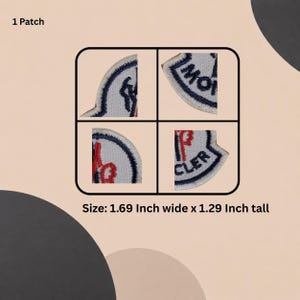 Puede incluir: Un parche bordado individual con fondo blanco, borde azul oscuro y detalles gráficos en rojo y azul. El texto MONCLER es parcialmente visible en los segmentos. El parche mide 4,29 cm de ancho por 3,28 cm de alto.