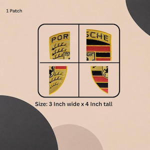Puede incluir: Un parche bordado que presenta el logotipo del escudo de Porsche dividido en cuatro cuadrantes. El diseño incluye colores negro, rojo y dorado con el texto PORSCHE y STUTTGART visible. El parche mide 7,62 cm de ancho por 10,16 cm de alto.