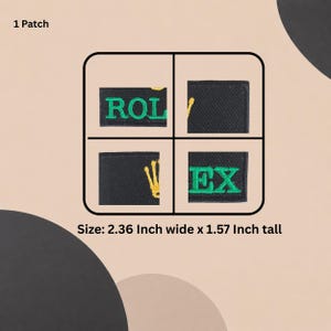 Puede incluir: Un parche rectangular negro bordado que presenta el texto verde ROL y EX con un icono de corona dorada. El parche mide 6 cm de ancho por 4 cm de alto. El diseño se muestra en cuatro cuadrantes dentro de un marco cuadrado redondeado.