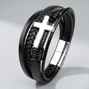 Leren herenarmband met kruismotief, zwarte meerlaagse wikkelarmband, roestvrijstalen bedeltje, magnetische sluiting, gothic hiphop cadeau voor hem