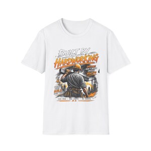 Può includere: Una t-shirt bianca a maniche corte con la grafica di un operaio edile che trasporta una trave d'acciaio. Il testo recita: BUILT BY HARDWORKING, DREAMS DON'T WORK UNLESS YOU DO, STRONG MINDS BUILD GREAT THINGS, HARD WORK, BIG PRIDE, NO EXCUSE.