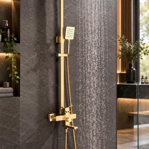 Könnte beinhalten: Ein goldfarbenes Duschsystem mit quadratischem Regenduschkopf, Handbrause und wandmontiertem Steuerventil. Wasser fließt aus dem Duschkopf. Der Text lautet BrassVintage MODERN BATHROOM TIMELESS STYLE.