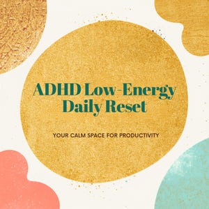 Puede incluir: Un diseño gráfico que presenta un gran círculo dorado texturizado centrado sobre un fondo crema. El texto en verde oscuro dice ADHD Low-Energy Daily Reset, con el texto más pequeño debajo que dice YOUR CALM SPACE FOR PRODUCTIVITY. Formas abstractas en dorado, coral y verde azulado rodean el círculo.