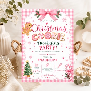 Pode incluir: Um convite xadrez rosa e branco para uma festa de decoração de biscoitos de Natal com um boneco de gengibre, árvore de Natal, bengala doce e laço rosa. O texto diz: JOIN US FOR A Christmas COOKIE Decorating PARTY! LET'S MIX, DECORATE & CELEBRATE! HOSTED BY MADISON, SATURDAY DECEMBER 23 1:30PM, Madison's House 456 Snowflake Street, RSVP to Cassandra at 789-456-1230, Sweeter Together!