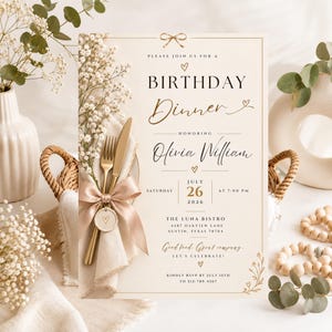 Op de afbeelding: Een uitnodigingskaart voor een verjaardagsdiner op crèmekleurig papier met gouden tekst en een strik-afbeelding. Het ontwerp bevat een gedrukte illustratie van een servet, gouden bestek en gipskruidbloemen vastgebonden met een satijnen lint.