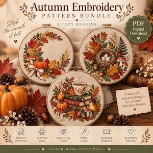 Può includere: Tre telai da ricamo circolari con disegni a tema autunnale, tra cui una ghirlanda di zucche, un nido d'uccello con uova e una pila di libri con una tazza fumante. Il testo recita Autumn Embroidery Pattern Bundle, 3 Cozy Designs e PDF Digital Download.