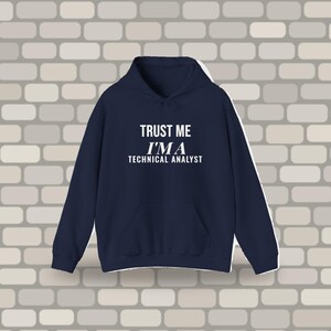 Può includere: Una felpa con cappuccio blu navy dotata di una tasca a marsupio frontale e di una scritta bianca stampata sul petto che recita TRUST ME I'M A TECHNICAL ANALYST. Il capo presenta maniche lunghe, un cappuccio con cordini abbinati e polsini.