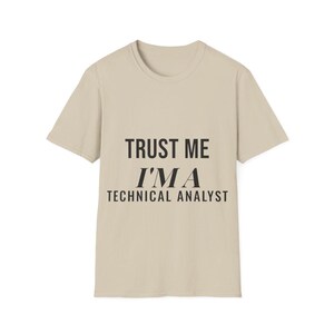 Può includere: Una t-shirt bianca a maniche corte con il testo nero TRUST ME I'M A TECHNICAL ANALYST stampato al centro del petto. Il capo presenta un girocollo e una vestibilità standard, realizzato in tessuto bianco semplice con scritte nere.