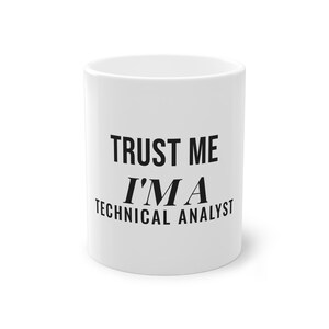Puede incluir: Una taza de cerámica blanca con el texto impreso en negro TRUST ME I'M A TECHNICAL ANALYST centrado en la parte frontal. La taza tiene un cuerpo cilíndrico liso con un asa sencilla y un diseño limpio para contener bebidas calientes.