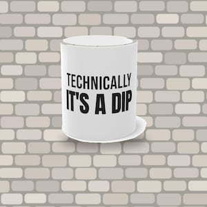 Peut inclure: Un mug cylindrique blanc avec le texte noir "TECHNICALLY IT'S A DIP" imprimé en caractères gras sans empattement sur le devant. Le mug présente une finition lisse et mate, ainsi qu'un design simple et épuré avec une base plate et droite.