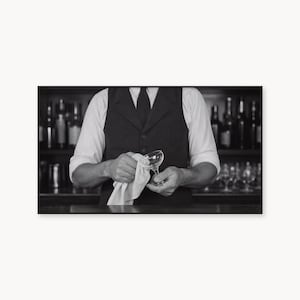 Barman Vintage a Polir Copo, Preto e Branco Samsung Frame TV Art, Poster Cocktail, Decor Bar de Casa