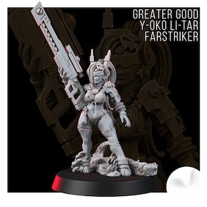 Op de afbeelding: Een grijs miniatuurfiguur getiteld GREATER GOOD Y-OKO LI-TAR FARSTRIKER, met een personage met een paardenstaart, vizier en bikini-stijl pantser, die een groot geweer vasthoudt. Het figuur staat op een ronde basis met textuurdetails.