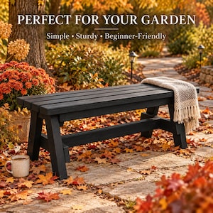 Puede incluir: Un banco de madera negra con asiento de listones y patas en forma de A. Una manta texturizada de color beige y blanco con flecos cuelga de un lado. El texto "PERFECT FOR YOUR GARDEN" y "Simple • Sturdy • Beginner-Friendly" es visible.