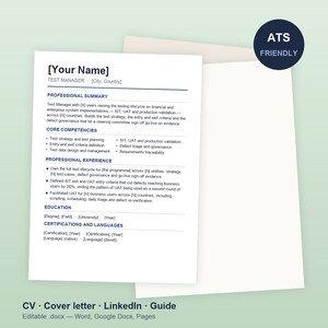 Op de afbeelding: Een wit cv-sjabloon met blauwe tekstkoppen voor professionele samenvatting, kerncompetenties, ervaring, opleiding en certificeringen. Een donkerblauwe cirkelvormige badge in de rechterbovenhoek toont de tekst ATS FRIENDLY.
