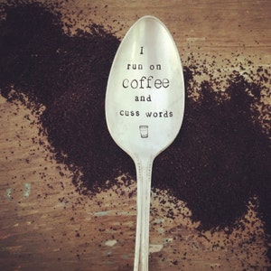 Estampillé à la main « Je cours sur le café et cuss words » cuillère vintage