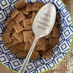 Hand Stamped &quot;Dad’s Cereal Crushing Spoon&quot; cuillère vintage estampillée avec votre message