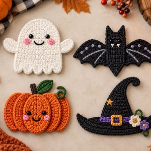 Puede incluir: Un conjunto de cuatro decoraciones de Halloween tejidas a ganchillo que incluye un fantasma blanco con mejillas rosadas, un murciélago negro con colmillos blancos, una calabaza naranja con una hoja verde y un sombrero de bruja negro.