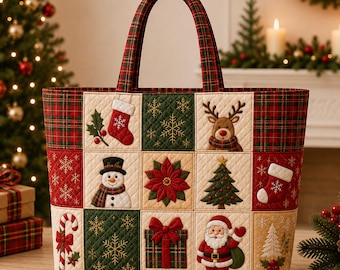 Könnte beinhalten: Eine gesteppte Tragetasche mit einem Gitter aus festlichen Quadraten. Das Design zeigt einen Schneemann, den Weihnachtsmann, ein Rentier, einen Weihnachtsstern, einen Weihnachtsbaum, Socken, eine Zuckerstange und Geschenke in Rot, Grün und Creme.