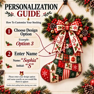 K&ouml;nnte beinhalten: Ein Personalisierungsleitfaden f&uuml;r einen Weihnachtsstrumpf mit einem Patchwork-Strumpf in Rot-, Gr&uuml;n- und Wei&szlig;t&ouml;nen, verziert mit einer gro&szlig;en karierten Schleife, Tannenzweigen, roten Beeren und Tannenzapfen. Enth&auml;lt Text und Anweisungen.