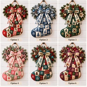 K&ouml;nnte beinhalten: Sechs dekorative Weihnachtsstr&uuml;mpfe mit Patchwork-Mustern, personalisiert mit dem Namen Sophia und dem Anfangsbuchstaben S auf B&auml;ndern. Jeder Strumpf ist mit Tannenzweigen, Tannenzapfen und Beeren verziert und als Option 1 bis Option 6 beschriftet.