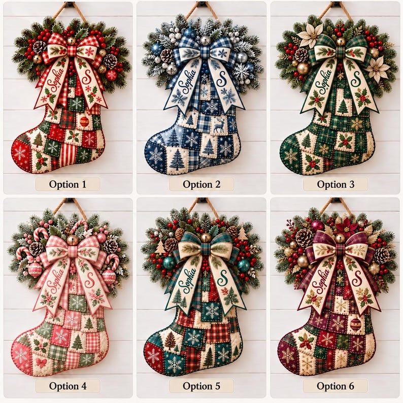 K&ouml;nnte beinhalten: Sechs dekorative Weihnachtsstr&uuml;mpfe mit Patchwork-Mustern, personalisiert mit dem Namen Sophia und dem Anfangsbuchstaben S auf B&auml;ndern. Jeder Strumpf ist mit Tannenzweigen, Tannenzapfen und Beeren verziert und als Option 1 bis Option 6 beschriftet.