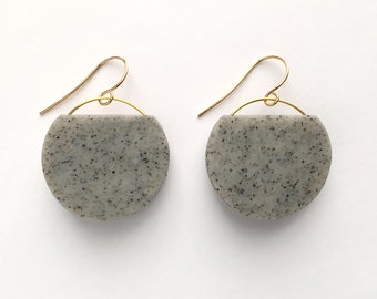 Gray and Gold Geometric Circle Dangle Earrings, Minimal Granite Speckled Dangle Earring, Modern Lightweight Circle Earrings for Pierced Ears