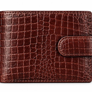 Peut inclure: Un portefeuille bifold marron foncé avec un motif texturé en peau de crocodile. Le portefeuille présente une forme rectangulaire aux coins arrondis et une patte de fermeture horizontale sur le côté droit qui maintient le rabat avant fermé.