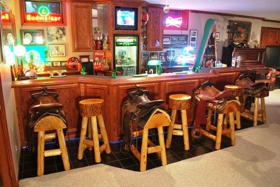 Un authentique tabouret de bar en selle de cheval occidental