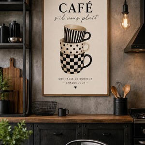 Peut inclure: Une affiche murale rectangulaire dans un cadre en bois avec le texte CAFÉ s'il vous plait en haut et UNE TASSE DE BONHEUR — CHAQUE JOUR — en bas. Le centre présente une pile verticale de trois tasses aux motifs noirs et blancs.