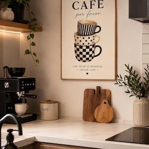 Peut inclure: Une affiche murale rectangulaire dans un cadre en bois représentant une pile de trois tasses en céramique à motifs rayés, à pois et à carreaux noirs et blancs. Le texte indique CAFÉ por favor et UNE TASSE DE BONHEUR – CHAQUE JOUR – avec un petit cœur.