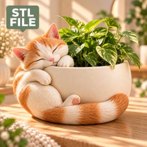 Könnte beinhalten: Ein cremefarbener Keramik-Pflanztopf in Form einer schlafenden orange-weißen getigerten Katze, die den Topf umarmt. Eine grün-weiß panaschierte Efeutute wächst oben heraus. Der Text STL FILE steht in einem grünen Kasten in der Ecke.