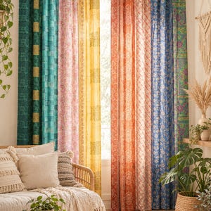 Pode incluir: Um conjunto de cortinas do chão ao teto com painéis verticais em várias cores, incluindo verde, rosa, amarelo, laranja e azul. Cada painel apresenta padrões e texturas intrincados distintos, suspensos por uma vara de madeira com alças.
