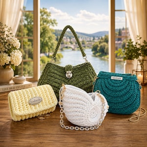 Puede incluir: Cuatro bolsos de ganchillo en verde oliva, azul cerceta, blanco y amarillo pálido. El bolso oliva tiene un cierre metálico, los bolsos cerceta y amarillo llevan etiquetas handmade, y el blanco tiene un patrón de concha con una cadena blanca.