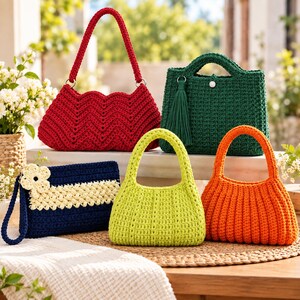 Puede incluir: Una colección de cinco bolsos de ganchillo hechos a mano en varios colores y estilos, incluyendo un bolso rojo con patrón de chevrón, un bolso verde oscuro con borla, un bolso de mano a rayas azul marino y crema con una flor, un bolso verde lima y un bolso naranja acanalado.