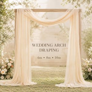 Op de afbeelding: Een houten trouwboog gedrapeerd met doorschijnende, lichtbeige stof. De tekst WEDDING ARCH DRAPING 6m • 8m • 10m staat gecentreerd op de stof. De boog staat rechtop met lange stroken stof die aan beide kanten tot op de grond vallen.
