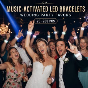 Puede incluir: Pulseras LED activadas por música para recuerdos de boda, disponibles en cantidades de 20 a 200 piezas. Estas pulseras luminosas presentan un diseño circular transparente que brilla intensamente, usadas por los invitados en una celebración.