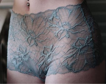 Lace panties - 'Woman in pearly grey'  //  HotPants Handmade of grey transcendetal Lace