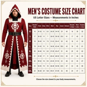 Pu&ograve; includere: Una tunica con cappuccio bordeaux con un emblema bianco a forma di ingranaggio e teschio, una cintura nera e una tabella delle taglie intitolata MEN'S COSTUME SIZE CHART con taglie USA in pollici, che elenca le misure dalla XS alla 5XL.